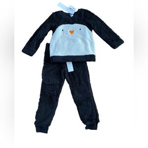 Kids Fuzzy Penguin set, 5T NWT